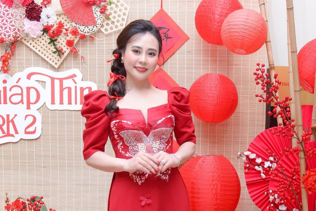 Hoa hậu Phan Kim Oanh khoe vẻ tươi tắn trong bộ ảnh Tết
