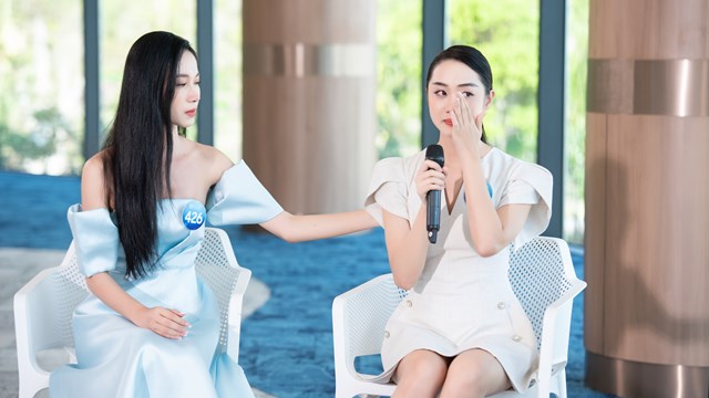 Thí sinh Miss World Vietnam 2022 nghẹn ngào kể về biến cố gia đình 