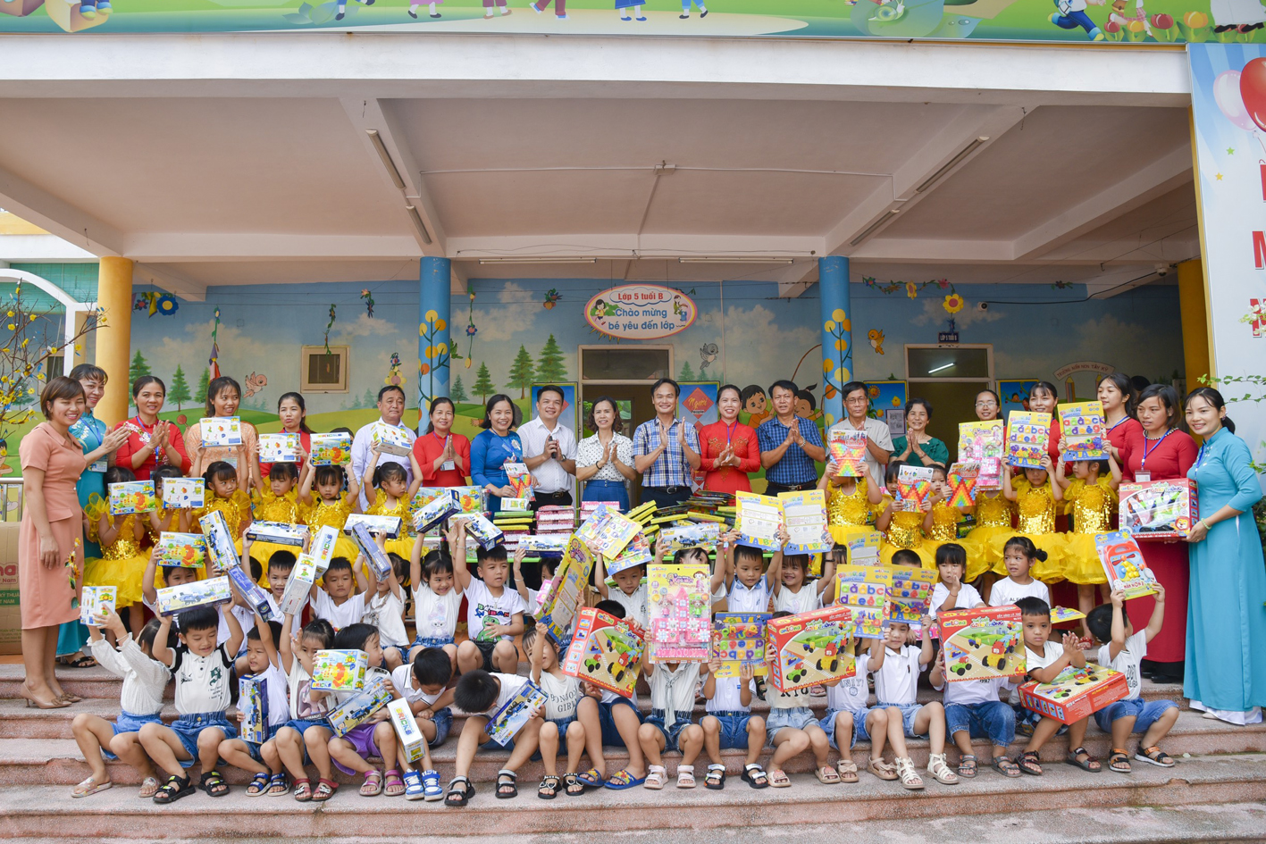 Báo Lao động và Xã hội tặng quà học sinh Trường Mầm non Chí Minh I