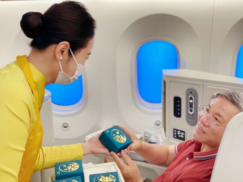 Hành khách Vietnam Airlines bất ngờ nhận niềm vui Trung Thu sớm