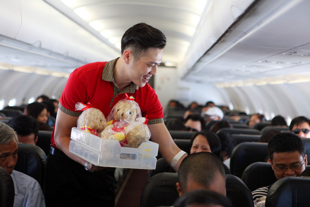 10 năm ấn tượng của Vietjet Air: Mô hình hãng bay giá rẻ thay đổi luật chơi ngành hàng không và nữ tỷ phú đô la duy nhất của Việt Nam - Ảnh 2. 10 năm ấn tượng của Vietjet Air: Mô hình hãng bay giá rẻ thay đổi luật chơi ngành hàng không và nữ tỷ phú đô la duy nhất của Việt Nam - Ảnh 2.