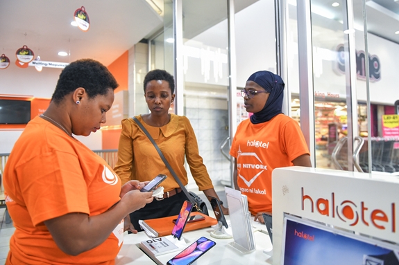 Khách hàng đến đăng ký dịch vụ Halotel - công ty của Viettel tại Tanzania.