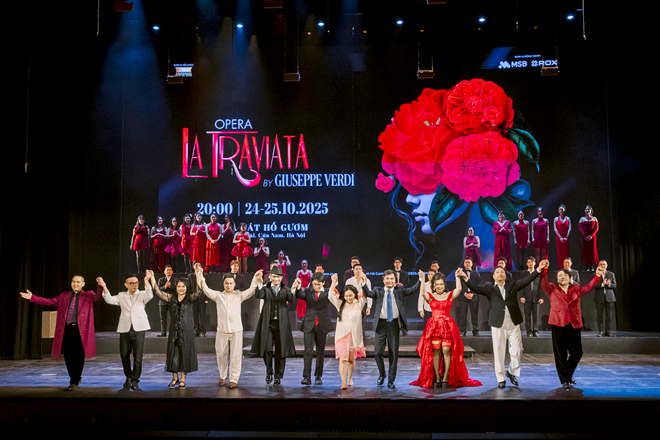 Khán giả Hà Nội đắm chìm trong bản tình ca bi tráng La Traviata