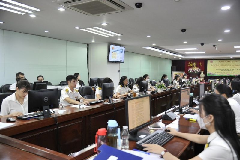 Các cán bộ của Cục Thuế TP. Hà Nội đang tiếp nhận và trả lời các câu hỏi người nộp thuế gửi đến. Ảnh: Hương Xuân