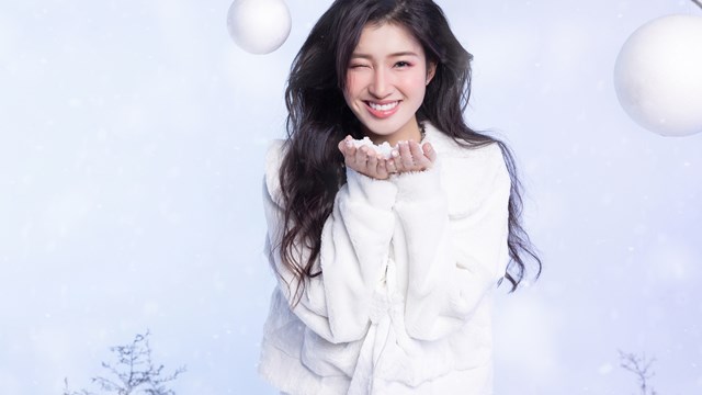 Á hậu Phương Nhi tựa công chúa tuyết trong bộ ảnh đón Giáng Sinh 