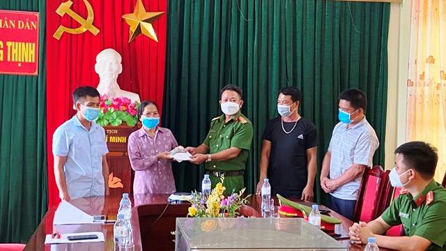 2 người đàn ông trả lại 8 chỉ vàng nhặt được trong vỏ máy tính