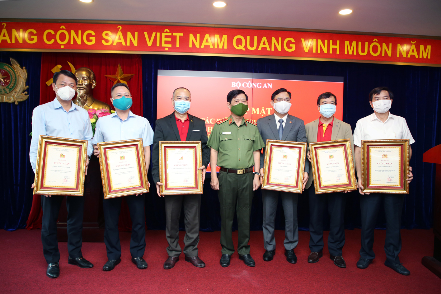 Tập đoàn Geleximco và ABBANK tặng tuyến đầu 4 xe cứu thương chuyên chở bệnh nhân Covid-19