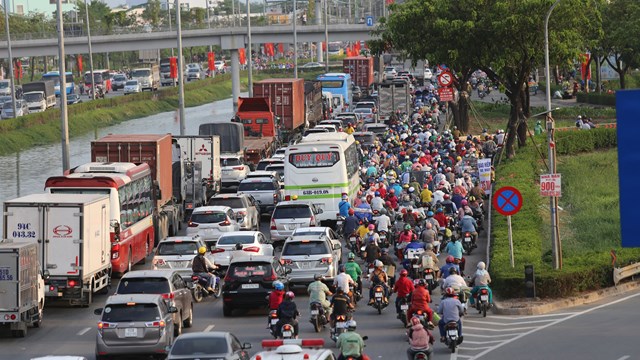 Ô tô vào nội đô: Cân nhắc việc thu phí