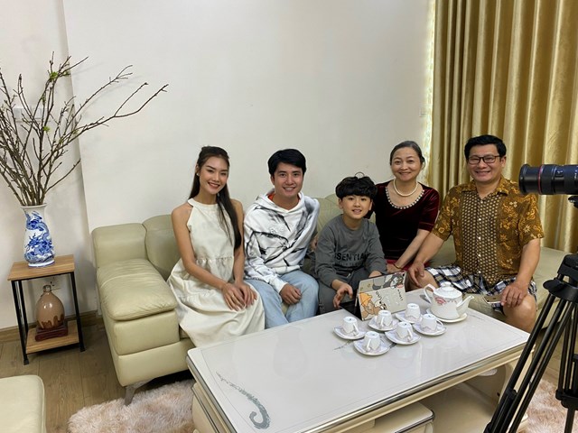 212ng-b224-anh-thoi-gen-z-gan-ket-gia-d236nh-dip-tet_1.jpg