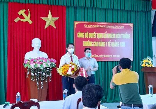 212ng-huynh-tan-tuan-l224m-hieu-truong-truong-cd-y-te-quang-nam_2.jpg 212ng-huynh-tan-tuan-l224m-hieu-truong-truong-cd-y-te-quang-nam_2.jpg