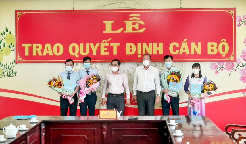 212ng-l234-quoc-cuong-l224m-gi225m-doc-so-tttt-tinh-an-giang_1.jpg 212ng-l234-quoc-cuong-l224m-gi225m-doc-so-tttt-tinh-an-giang_1.jpg