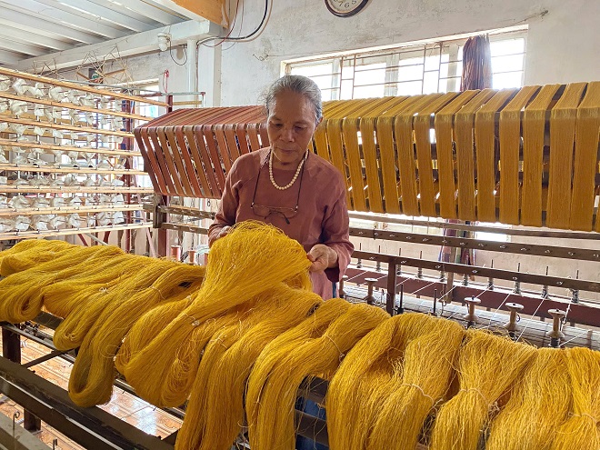 Nghệ nhân ưu tú Phan Thị Thuận: Người se tơ từ sen, dệt nên hồn Việt