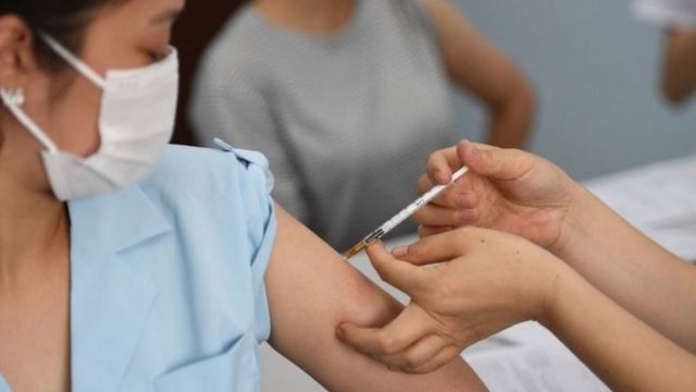 3 nhóm thực phẩm KHÔNG NÊN ĂN sau khi tiêm vaccine COVID-19 - Ảnh 1.