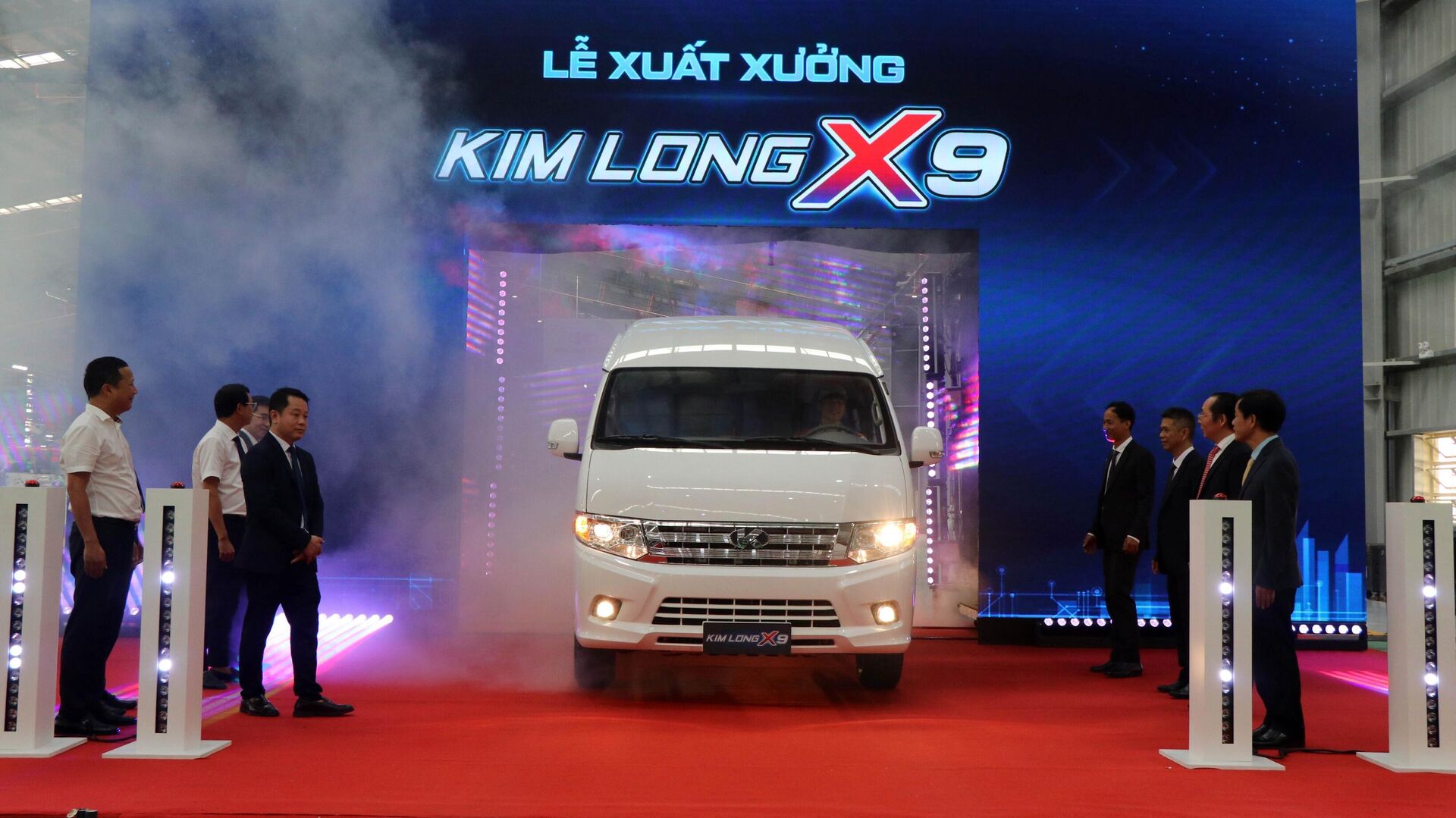 'Trình làng' xe minibus đầu tiên mang thương hiệu Việt