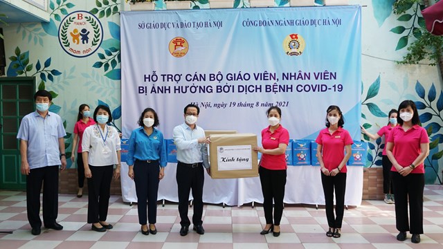 'Chuyến xe yêu thương' chia sẻ khó khăn với giáo viên Thủ đô