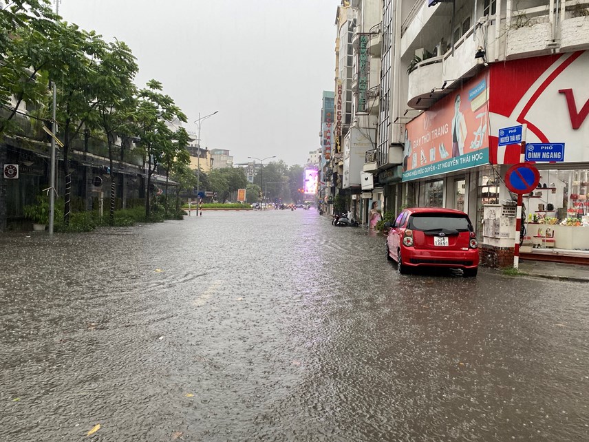 39con-mua-bat-chot39-duong-h224-noi-ngap-nua-b225nh-xe-m225y_11.jpg 39con-mua-bat-chot39-duong-h224-noi-ngap-nua-b225nh-xe-m225y_11.jpg
