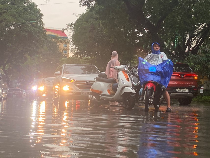 39con-mua-bat-chot39-duong-h224-noi-ngap-nua-b225nh-xe-m225y_13.jpg 39con-mua-bat-chot39-duong-h224-noi-ngap-nua-b225nh-xe-m225y_13.jpg