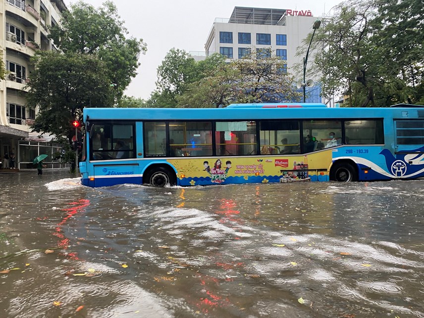 39con-mua-bat-chot39-duong-h224-noi-ngap-nua-b225nh-xe-m225y_7.jpg 39con-mua-bat-chot39-duong-h224-noi-ngap-nua-b225nh-xe-m225y_7.jpg