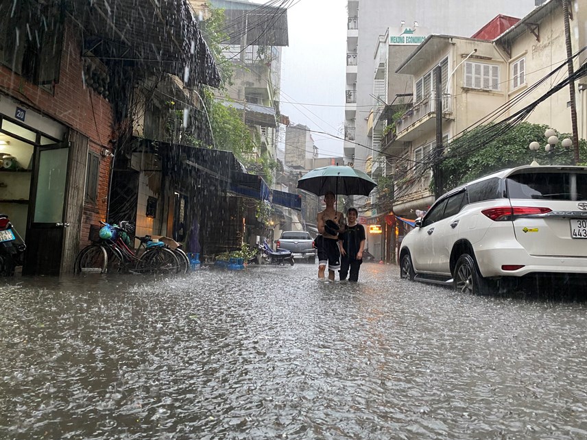 39con-mua-bat-chot39-duong-h224-noi-ngap-nua-b225nh-xe-m225y_9.jpg 39con-mua-bat-chot39-duong-h224-noi-ngap-nua-b225nh-xe-m225y_9.jpg
