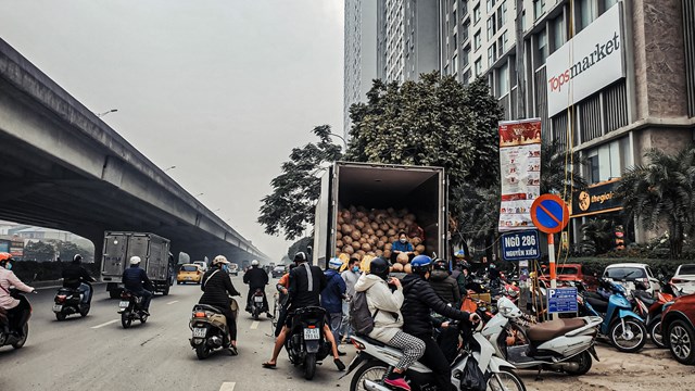 'Điệp khúc' giải cứu nông sản biến lòng đường Hà Nội thành chợ