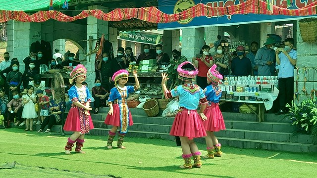 'Em yêu làng em'