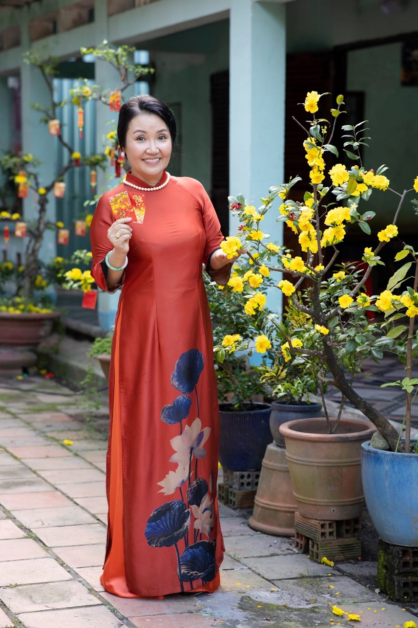 39me-chong-quoc-d226n39-ng226n-quynh-hanh-ph250c-vi234n-m227n-o-tuoi-u60_1.jpg