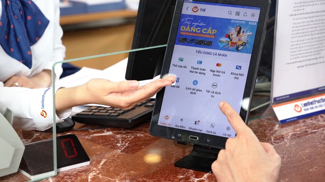 'Săn' tệp khách hàng riêng biệt, LienVietPostBank tăng tốc số hóa, chạy đua bán lẻ