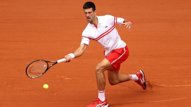 'Sao trẻ' người Italia bỏ cuộc, Djokovic giành vé vào tứ kết 
