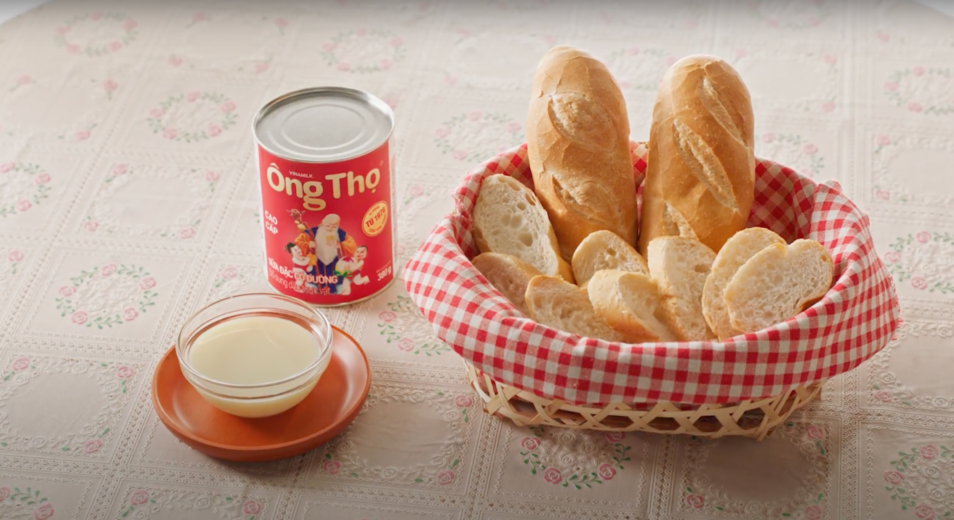 Bánh mì chấm sữa đặc –Tự hào văn hoá ẩm thực Việt