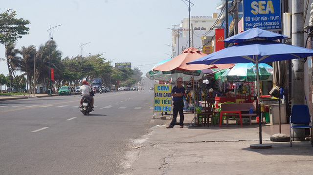 5 thuỷ thủ dương tính SARS-CoV-2: Đường phố Vũng Tàu vắng vẻ, khách tắm biển đeo khẩu trang - Ảnh 2.