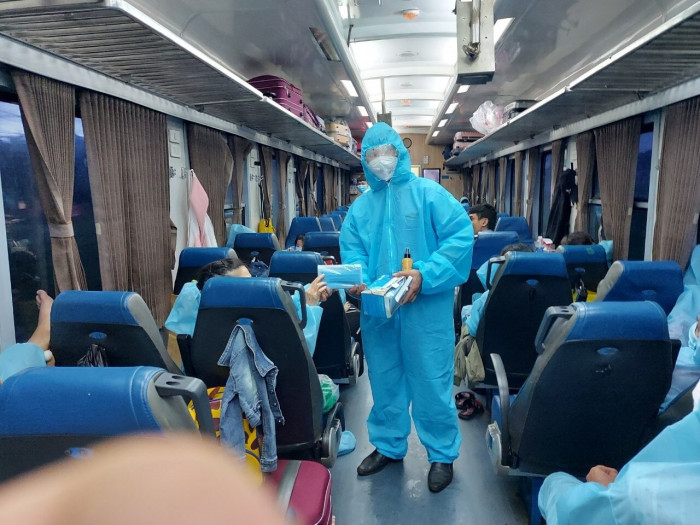 500 người dân Ninh Bình được đón bằng tàu hỏa về quê