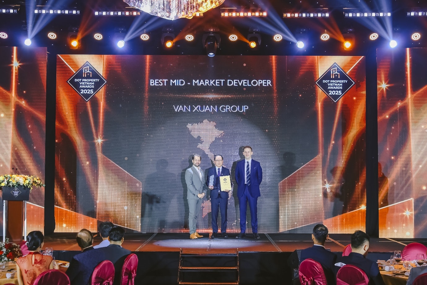 Vạn Xuân Group nhận bộ đôi giải thưởng vinh danh tại Dot Property Awards 2025