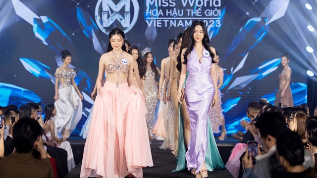 59 thí sinh Miss World Vietnam 2023 trình diễn catwalk