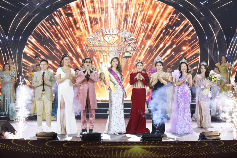 Doanh nhân Mạc Thị Minh đăng quang Hoa hậu Doanh nhân Việt Nam 2022