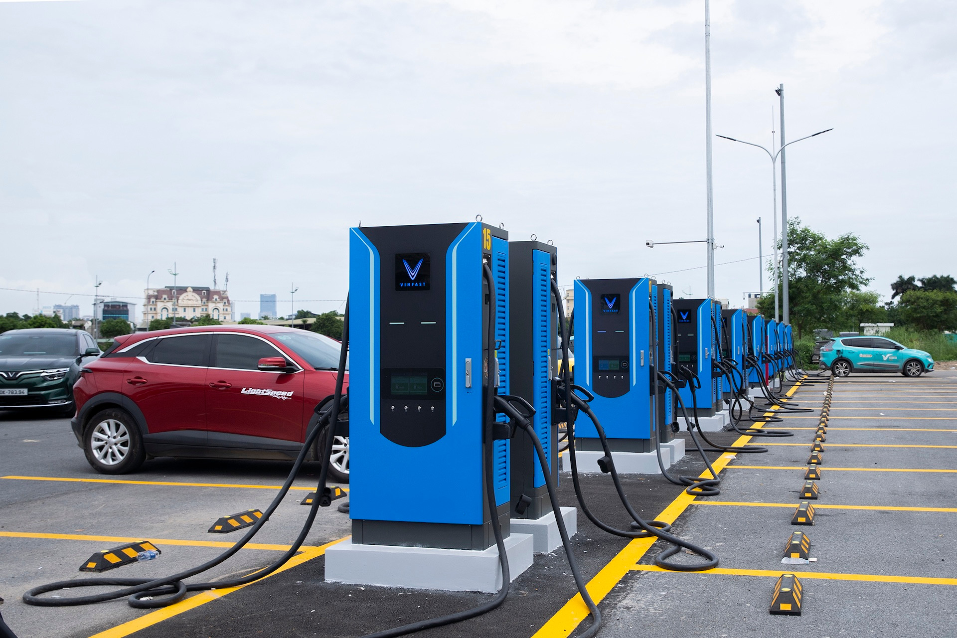 Bộ Công thương nói gì về quy chuẩn lắp đặt trụ sạc, trạm sạc xe điện