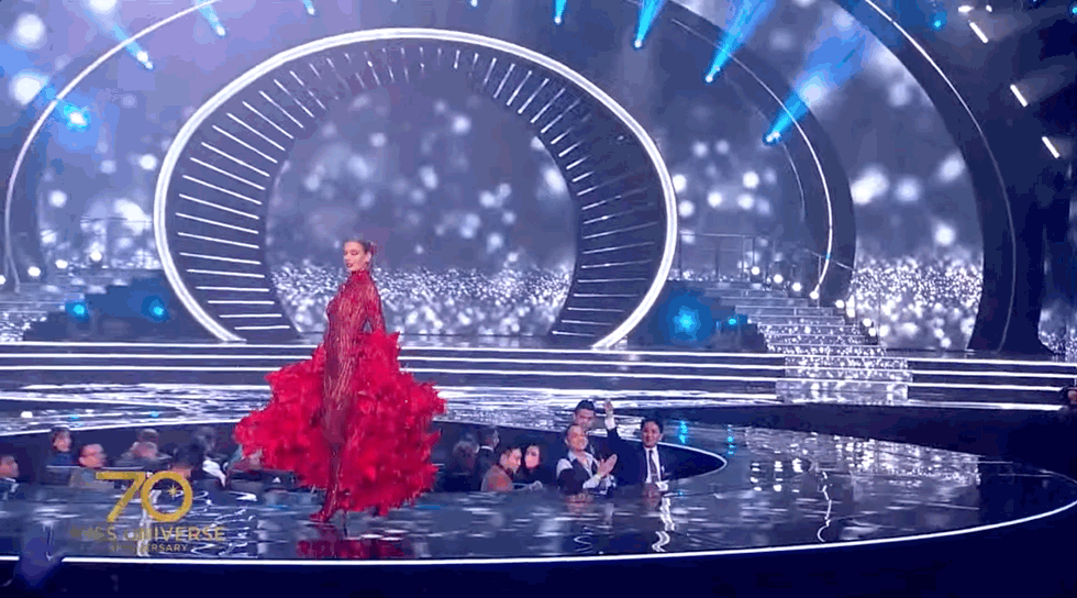 7 bộ Quốc phục ấn tượng tại Miss Universe 2021: Bánh tét Việt Nam liệu có đánh bại nữ hoàng băng giá Peru? - Ảnh 10. 7 bộ Quốc phục ấn tượng tại Miss Universe 2021: Bánh tét Việt Nam liệu có đánh bại nữ hoàng băng giá Peru? - Ảnh 10.