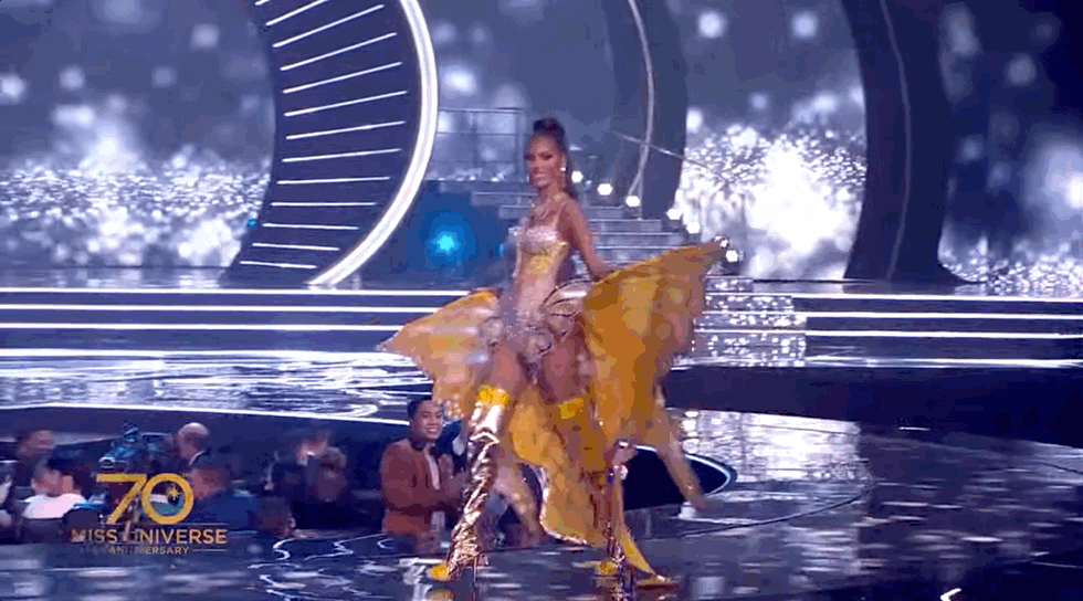 7 bộ Quốc phục ấn tượng tại Miss Universe 2021: Bánh tét Việt Nam liệu có đánh bại nữ hoàng băng giá Peru? - Ảnh 12. 7 bộ Quốc phục ấn tượng tại Miss Universe 2021: Bánh tét Việt Nam liệu có đánh bại nữ hoàng băng giá Peru? - Ảnh 12.