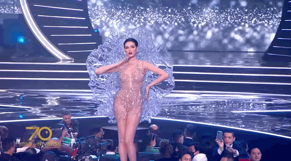 7 bộ Quốc phục ấn tượng tại Miss Universe 2021: Bánh tét Việt Nam liệu có đánh bại nữ hoàng băng giá Peru? - Ảnh 14. 7 bộ Quốc phục ấn tượng tại Miss Universe 2021: Bánh tét Việt Nam liệu có đánh bại nữ hoàng băng giá Peru? - Ảnh 14.