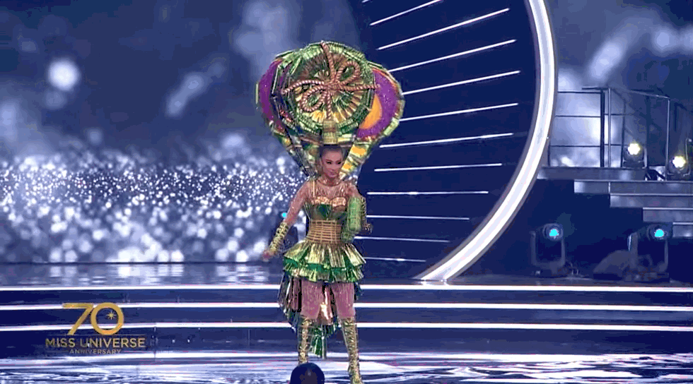 7 bộ Quốc phục ấn tượng tại Miss Universe 2021: Bánh tét Việt Nam liệu có đánh bại nữ hoàng băng giá Peru? - Ảnh 2. 7 bộ Quốc phục ấn tượng tại Miss Universe 2021: Bánh tét Việt Nam liệu có đánh bại nữ hoàng băng giá Peru? - Ảnh 2.