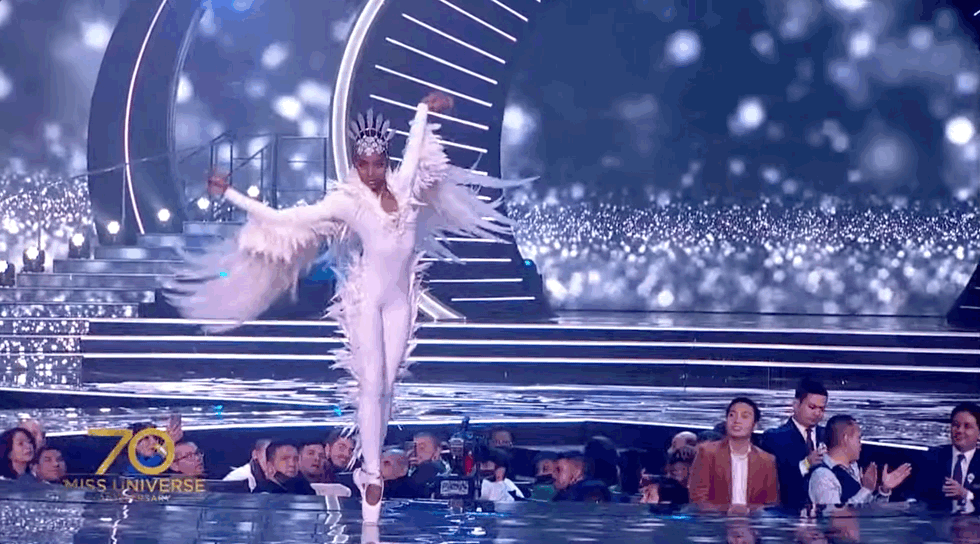 7 bộ Quốc phục ấn tượng tại Miss Universe 2021: Bánh tét Việt Nam liệu có đánh bại nữ hoàng băng giá Peru? - Ảnh 4. 7 bộ Quốc phục ấn tượng tại Miss Universe 2021: Bánh tét Việt Nam liệu có đánh bại nữ hoàng băng giá Peru? - Ảnh 4.
