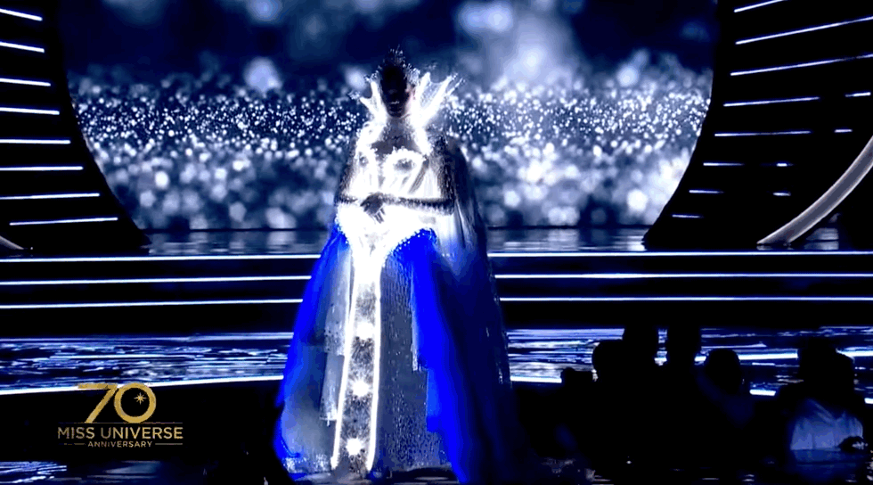 7 bộ Quốc phục ấn tượng tại Miss Universe 2021: Bánh tét Việt Nam liệu có đánh bại nữ hoàng băng giá Peru? - Ảnh 6. 7 bộ Quốc phục ấn tượng tại Miss Universe 2021: Bánh tét Việt Nam liệu có đánh bại nữ hoàng băng giá Peru? - Ảnh 6.