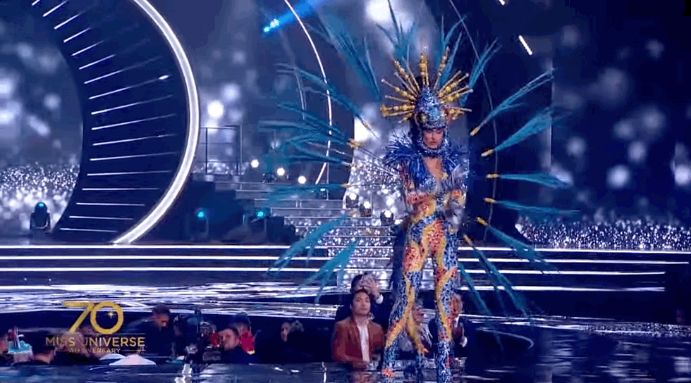 7 bộ Quốc phục ấn tượng tại Miss Universe 2021: Bánh tét Việt Nam liệu có đánh bại nữ hoàng băng giá Peru? - Ảnh 8. 7 bộ Quốc phục ấn tượng tại Miss Universe 2021: Bánh tét Việt Nam liệu có đánh bại nữ hoàng băng giá Peru? - Ảnh 8.