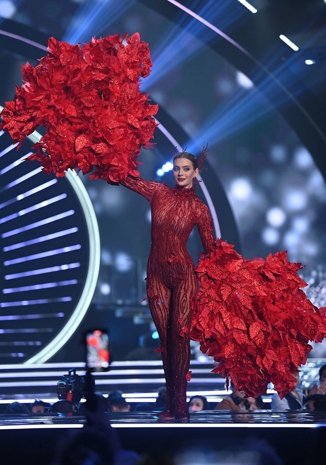 7 bộ Quốc phục ấn tượng tại Miss Universe 2021: Bánh tét Việt Nam liệu có đánh bại nữ hoàng băng giá Peru? - Ảnh 9. 7 bộ Quốc phục ấn tượng tại Miss Universe 2021: Bánh tét Việt Nam liệu có đánh bại nữ hoàng băng giá Peru? - Ảnh 9.
