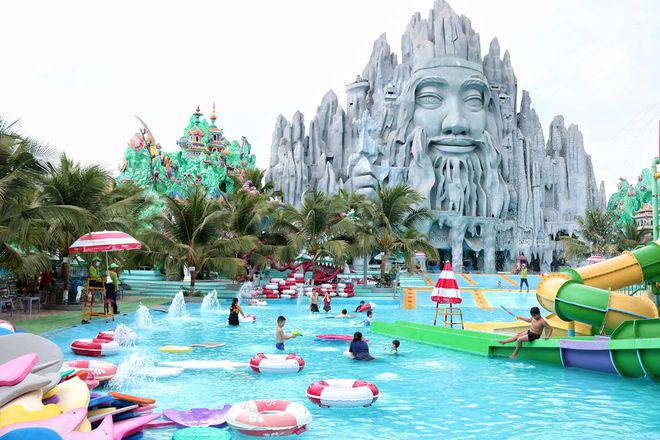 Trời nắng nóng, người dân thích thú tắm nước biển vịnh Nha Trang ngay tại Sài Gòn1