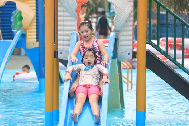 Trời nắng nóng, người dân thích thú tắm nước biển vịnh Nha Trang ngay tại Sài Gòn2