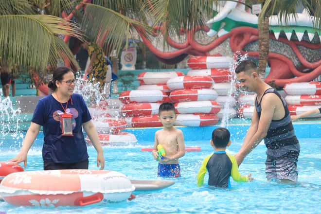 Trời nắng nóng, người dân thích thú tắm nước biển vịnh Nha Trang ngay tại Sài Gòn3