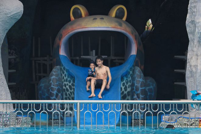 Trời nắng nóng, người dân thích thú tắm nước biển vịnh Nha Trang ngay tại Sài Gòn4