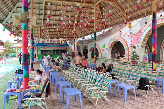 Trời nắng nóng, người dân thích thú tắm nước biển vịnh Nha Trang ngay tại Sài Gòn5