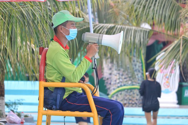 Trời nắng nóng, người dân thích thú tắm nước biển vịnh Nha Trang ngay tại Sài Gòn8
