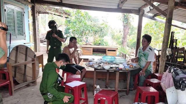 8 người ăn nhậu giữa mùa dịch đối diện mức phạt trên 150 triệu đồng